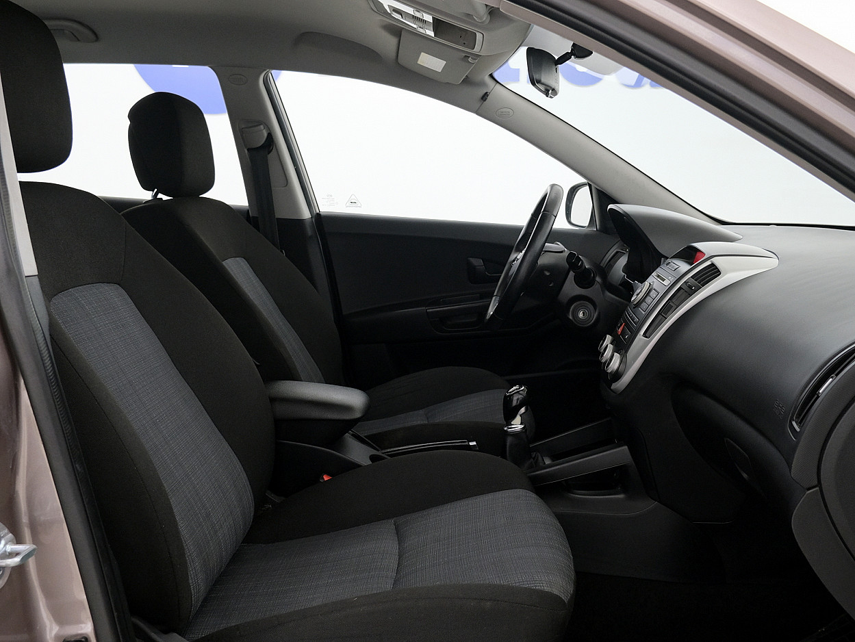 Kia Ceed Elegance Facelift 1.6 93 kW - Photo 6
