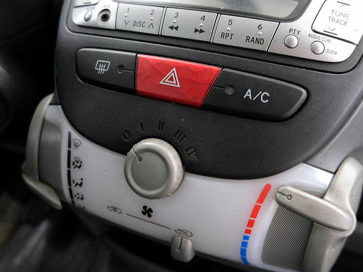 Toyota Aygo Linea Sol A-C 1.0 50 kW - Photo 8