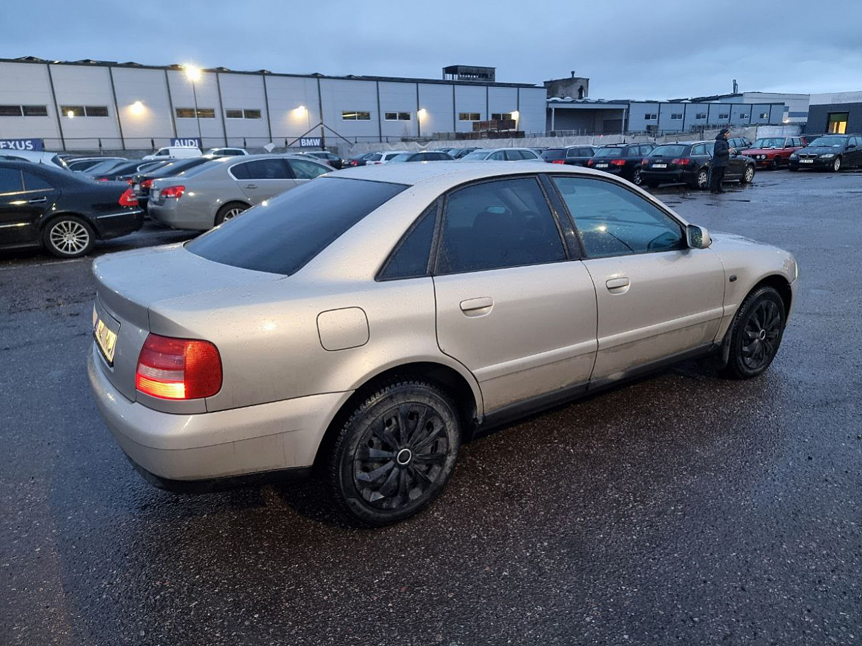 Audi A4 Comfortline Facelift 1.6 74 kW - Photo 3