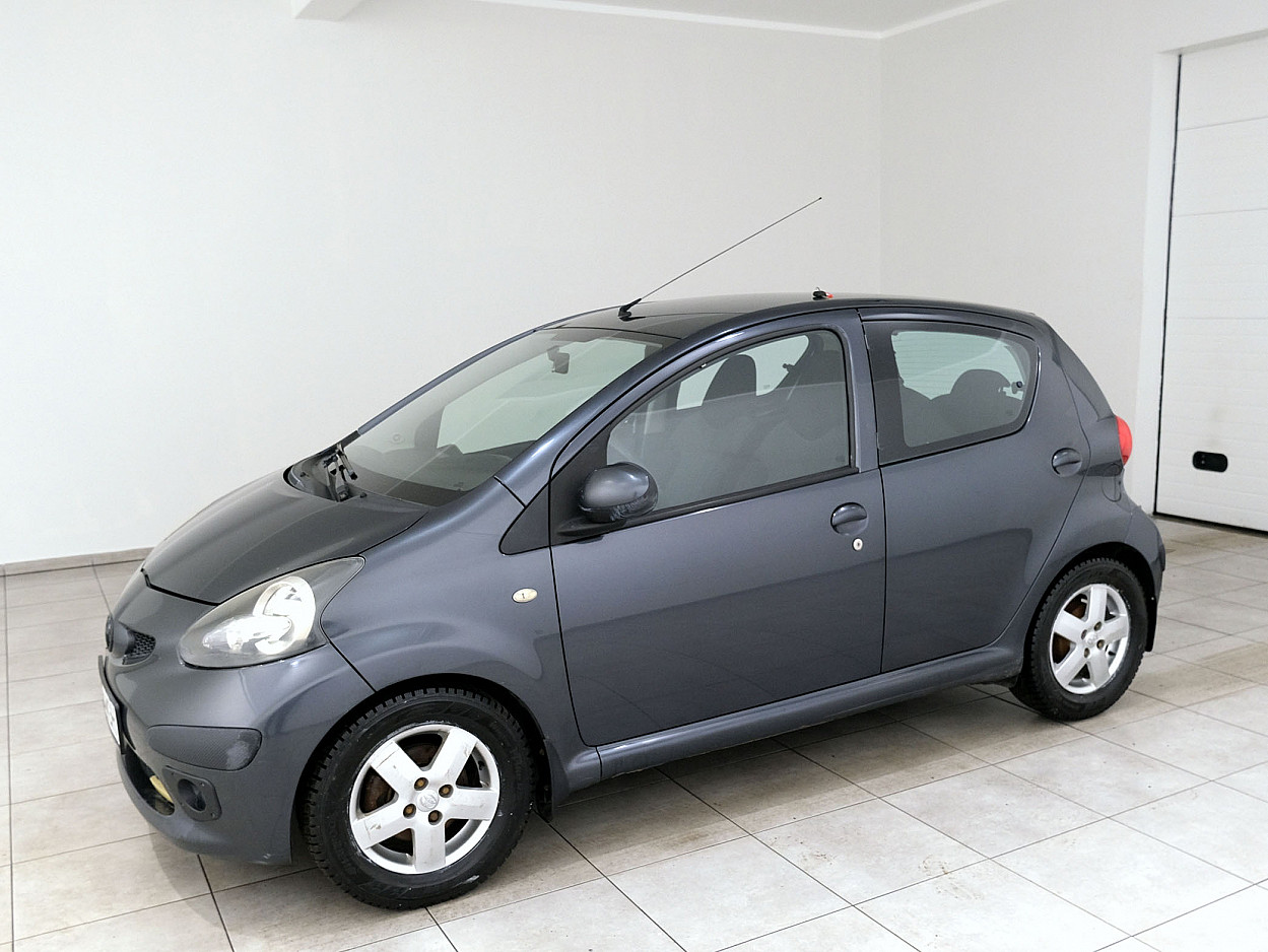 Toyota Aygo Linea Sol A-C 1.0 50 kW - Photo 2