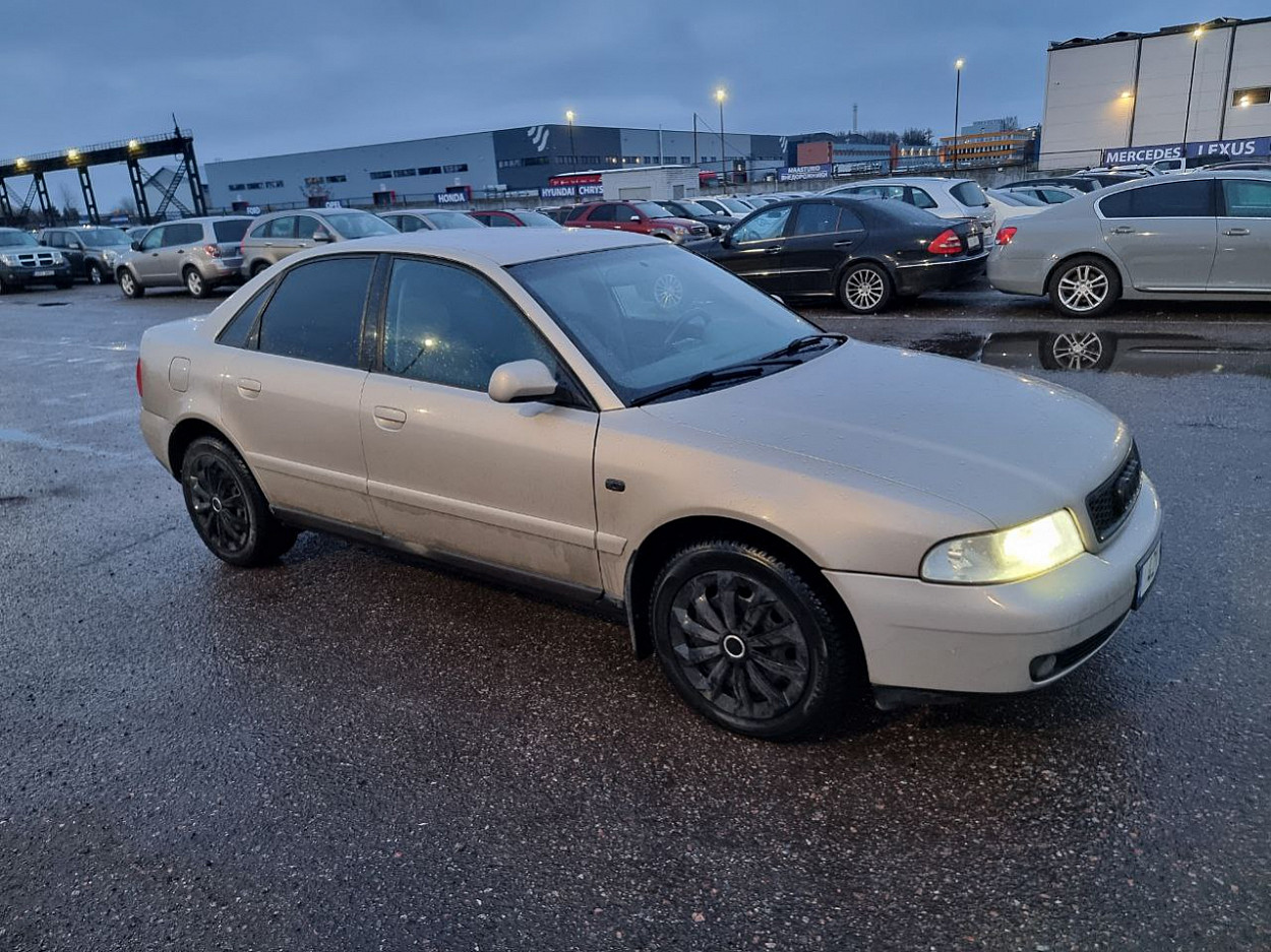 Audi A4 Comfortline Facelift 1.6 74 kW - Photo 1