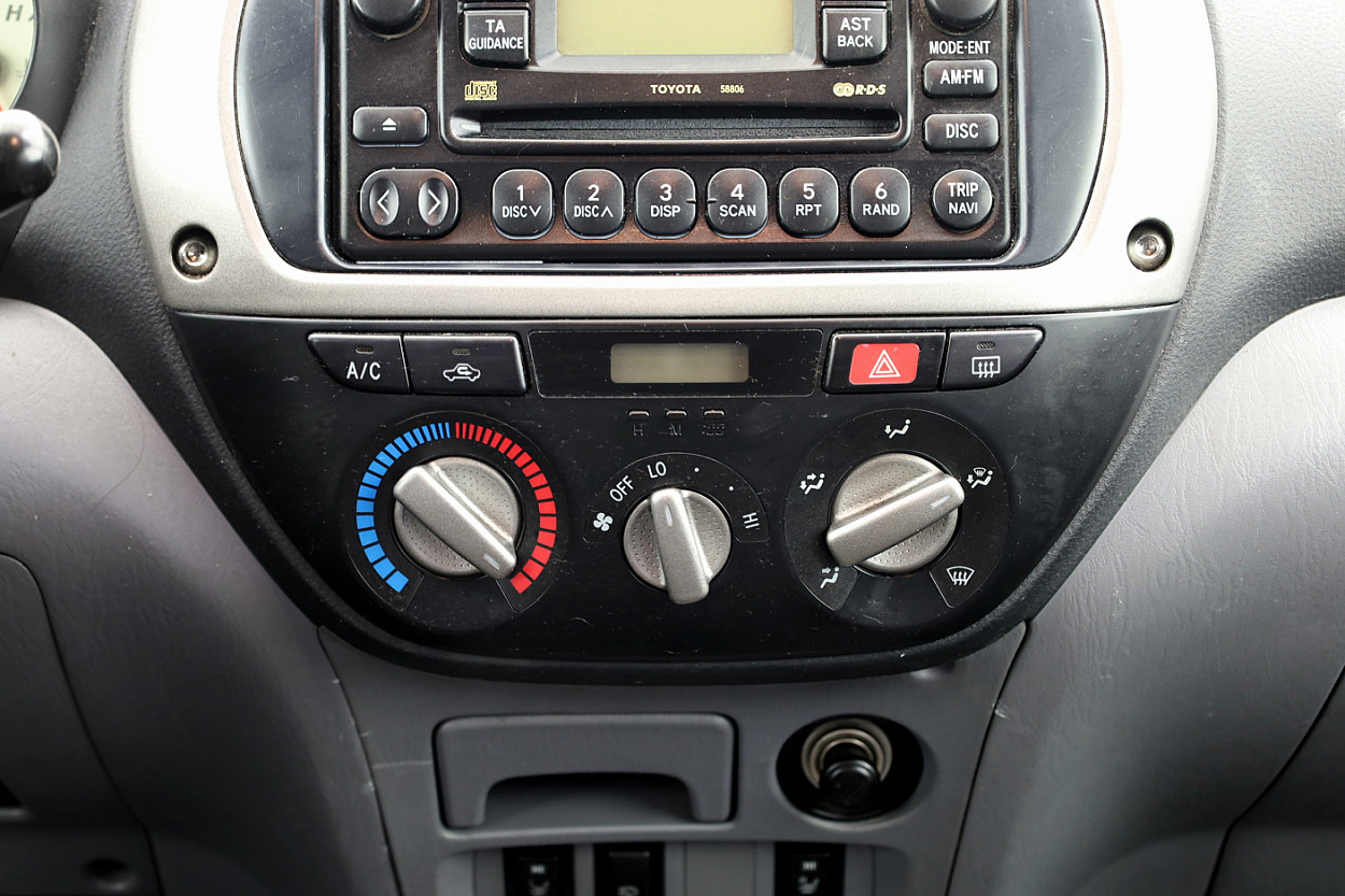 Toyota RAV4 Comfort 4x4 A-C ATM 2.0 110 kW - Photo 8