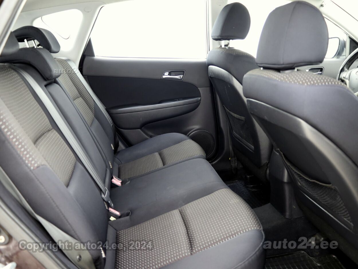 Hyundai i30 Elegance ATM 1.6 90 kW - Photo 7