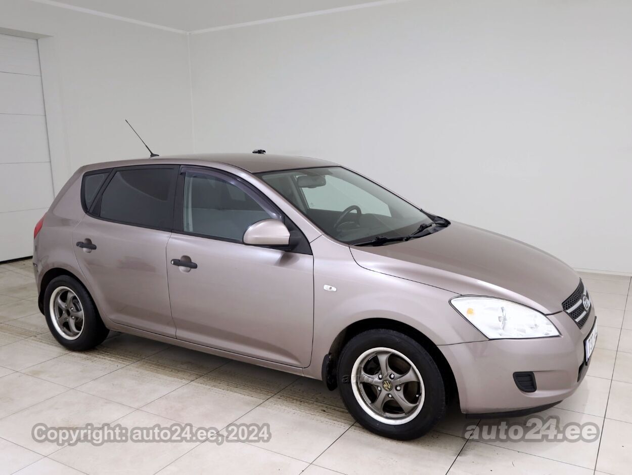 Kia Ceed Elegance 1.6 CRDi 66 kW - Photo 1