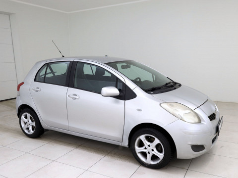 Toyota Yaris Linea Sol A-C - Photo