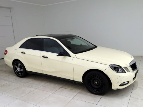 Mercedes-Benz E 200 Luxury ATM - Photo